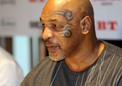 Folyamatosan piszkálta a repülőn Mike Tysont, véres fejjel végezte az utas