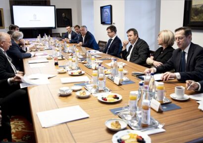 Brüsszel olajembargós javaslatáról tanácskoztak a Karmelita kolostorban