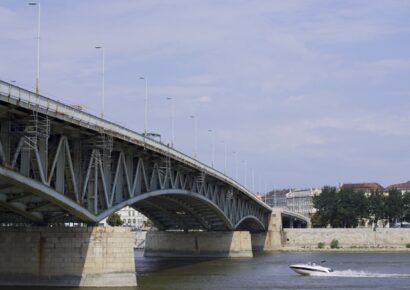 Vasárnap mossák a Petőfi hidat, forgalomkorlátozásokra kell számítani