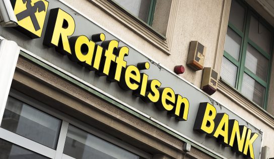 Emelkednek a bankszámlavezetéshez és bankkártyákhoz kapcsolódó díjak a Raiffeisennél