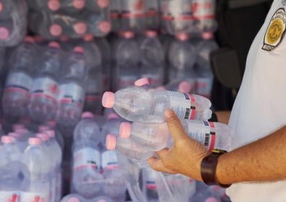 Mától vizet osztanak a vasútállomásokon és a buszpályaudvarokon