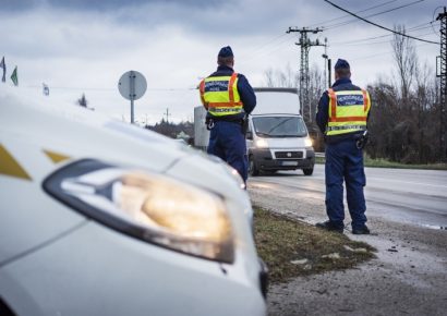 Fokozottan ellenőrzi a teherautókat és a buszokat a rendőrség