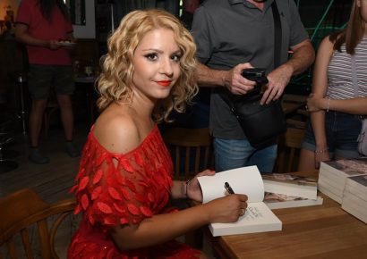 Kádár Mónika és Kozso közös lánya erotikus könyvével Amerika után Magyarországot is meghódította