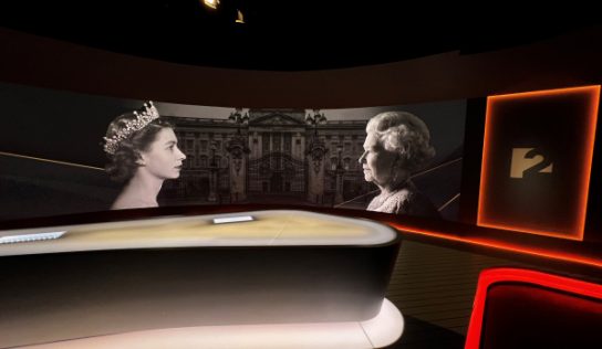 Szeptember 19-én élő közvetítéssel és Tények különkiadással tiszteleg II. Erzsébet királynő előtt a TV2