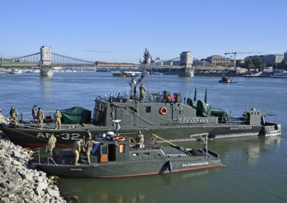 Megkezdődött a Dunában a Várkert Bazárnál talált légibomba kiemelése