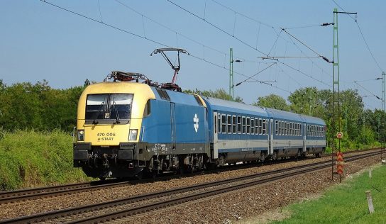 Félárú vasúti jegyet kínál a MÁV-Volán a révfülöpi Balaton-átúszásra