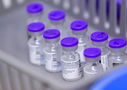 Elsőként az egészségügyi dolgozók kaphatják meg az új típusú Pfizer-vakcinát