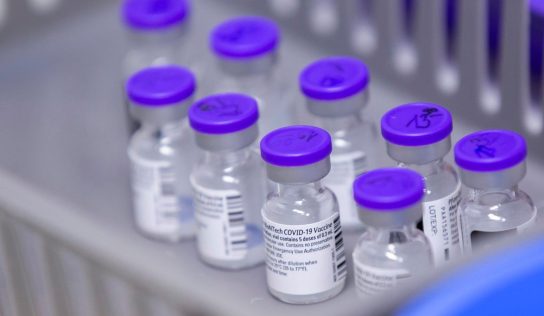 Elsőként az egészségügyi dolgozók kaphatják meg az új típusú Pfizer-vakcinát