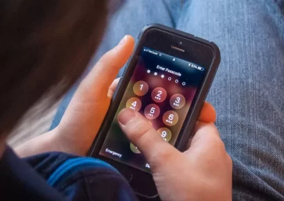 A mobilhasználat veszélyeire hívja fel az iskolások figyelmét a BRFK