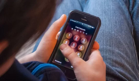 A mobilhasználat veszélyeire hívja fel az iskolások figyelmét a BRFK