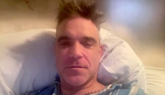 Hálószobai ágyából adott interjút Robbie Williams Kisónak