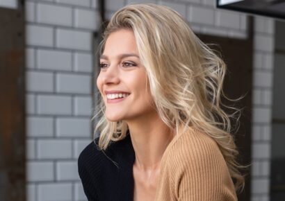 73 éves bölcs nagymamája segíti a háttérből Weisz Fannit