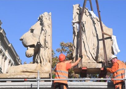 Helyükre kerültek a Lánchíd budai hídfőjének kőoroszlánjai
