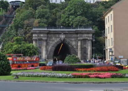 Visszanyerte eredeti formáját a Clark Ádám téri körforgalom