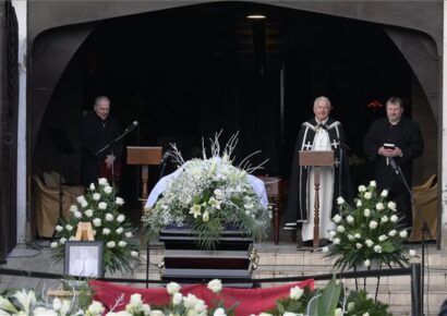 Örök nyugalomra helyezték Mészöly Kálmánt