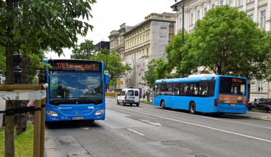 „Beszélő” buszokkal segíti a BKK a látássérült utasok önálló közlekedését