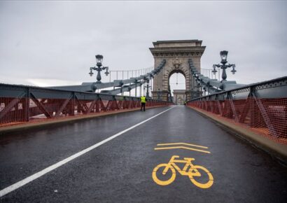 Átadták a Lánchidat, a gyalogosok nem használhatják a jövő nyár végéig