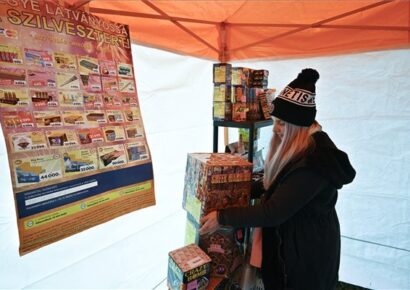 A katasztrófavédelem figyelmeztetése: Ablakból, erkélyről senki ne indítson tűzijátékot, de kertből, közterületről szabad