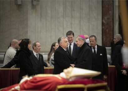 Orbán Viktor lerótta kegyeletét XVI. Benedek ravatalánál – Fotó!