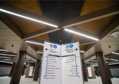 Átadták a Deák Ferenc tér és a Ferenciek tere megújult állomásait a 3-as metró vonalán – Fotó!