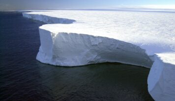 Gyorsan olvad az Antarktiszról leszakadt óriási jéghegy