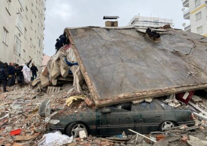 Törökország hétnapos nemzeti gyászt hirdetett a földrengések miatt, több mint 1600 halott