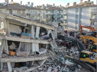 Török-szíriai földrengés: Legkevesebb 912 halottjuk van