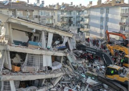 Török-szíriai földrengés: Legkevesebb 912 halottjuk van