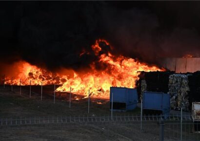 Több ezer négyzetméteren ég egy hulladékfeldolgozó Gyálnál – Fotók!