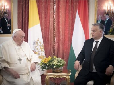 Ferenc pápa megérkezése után Orbán Viktorral tárgyalt – Fotók!