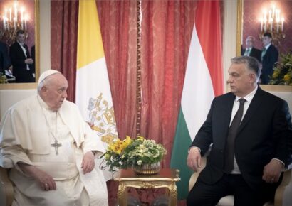 Ferenc pápa megérkezése után Orbán Viktorral tárgyalt – Fotók!