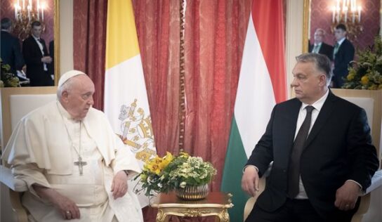 Ferenc pápa megérkezése után Orbán Viktorral tárgyalt – Fotók!