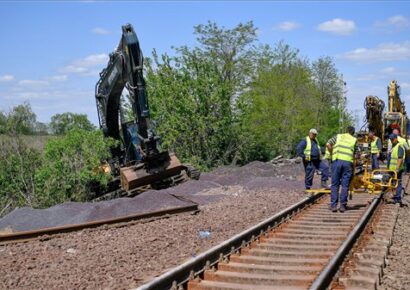 Tehervonat-baleset után jövő héten már újraindulhat a forgalom az egyik vágányon