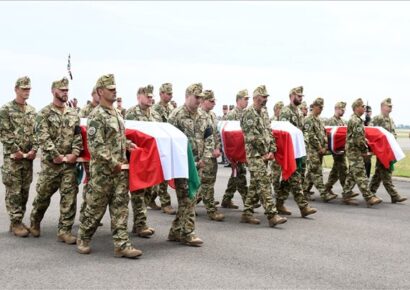 Katonai tiszteletadással fogadták a honvédségi helikopter-baleset áldozatainak koporsóit Szolnokon – Fotó!