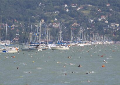 Több mint tízezer résztvevő volt a Balaton-átúszáson