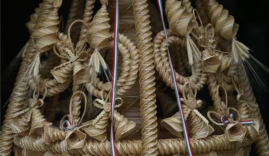 Elhelyezték az aratókoszorút a Szent István-bazilikában, ami ezer szalmaszálból készült