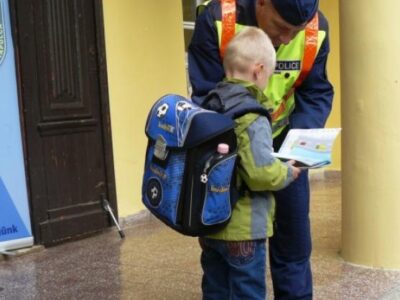 Rendőrök és polgárőrök segítik a közlekedést az iskoláknál