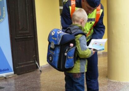 Rendőrök és polgárőrök segítik a közlekedést az iskoláknál