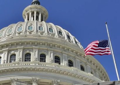 Az Egyesült Államokban börtön járhat a jövőben a nemzeti zászló elégetéséért