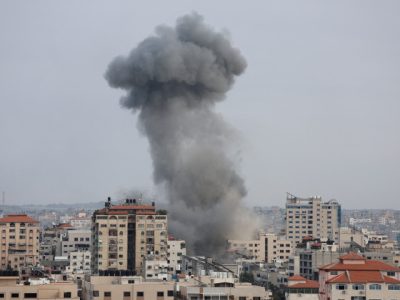 Izrael ismét támadott Hamász-létesítményeket a Gázai övezetben, folytatódik a civilek menekülése