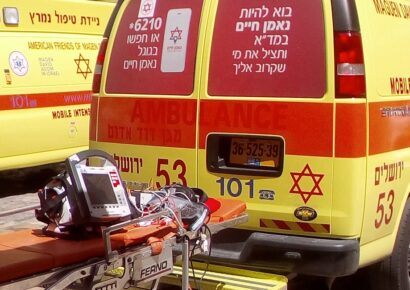 Buszmegállóban várakozók közé hajtott egy kamion Izraelben