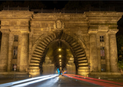 Szerda éjjel a Lánchidat, csütörtök éjszaka a Váralagutat tisztítják