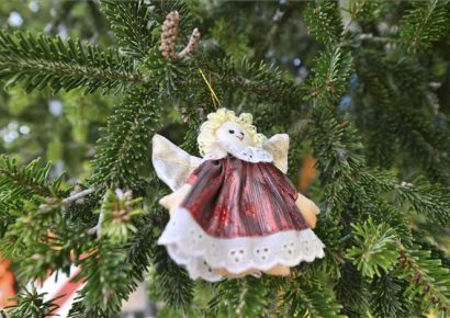 Hétvégén vágták ki, ma pedig már érkezik a végleges helyére, Parlament elé az ország karácsonyfája