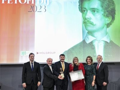 Áder János volt államfő kapta idén a Petőfi-díjat