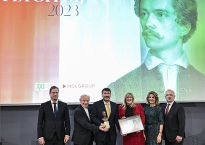 Áder János volt államfő kapta idén a Petőfi-díjat