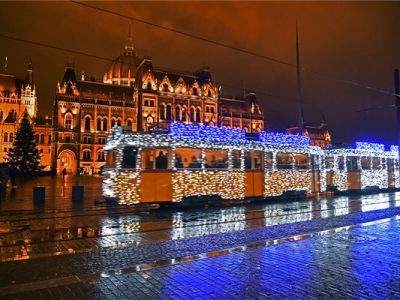 Elindultak a fényvillamosok és fénybuszok Budapesten