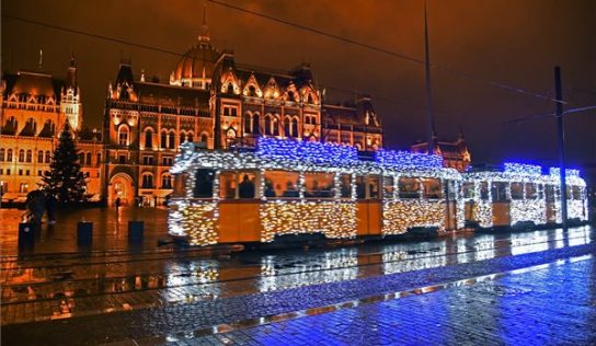 Elindultak a fényvillamosok és fénybuszok Budapesten