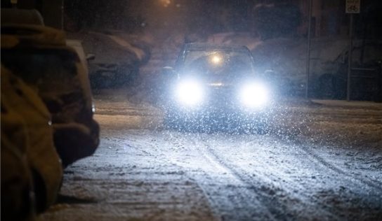 Balesetek nehezítik két autópályán és két főúton a közlekedést a havazás miatt