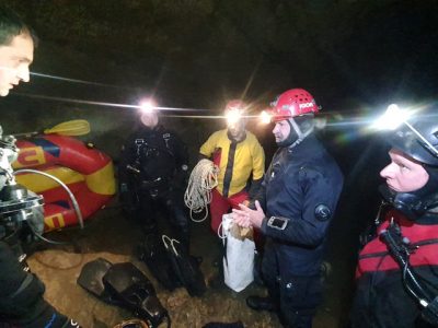 Sikeresen kimentették a szombat óta barlangban rekedt öt embert Szlovéniában