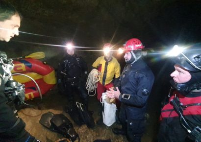 Sikeresen kimentették a szombat óta barlangban rekedt öt embert Szlovéniában